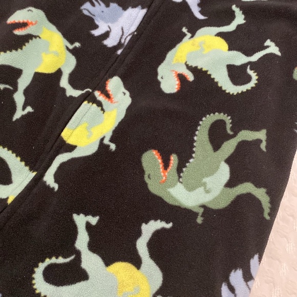 This is a onesie pajama for a boy - Picture 4 of 4